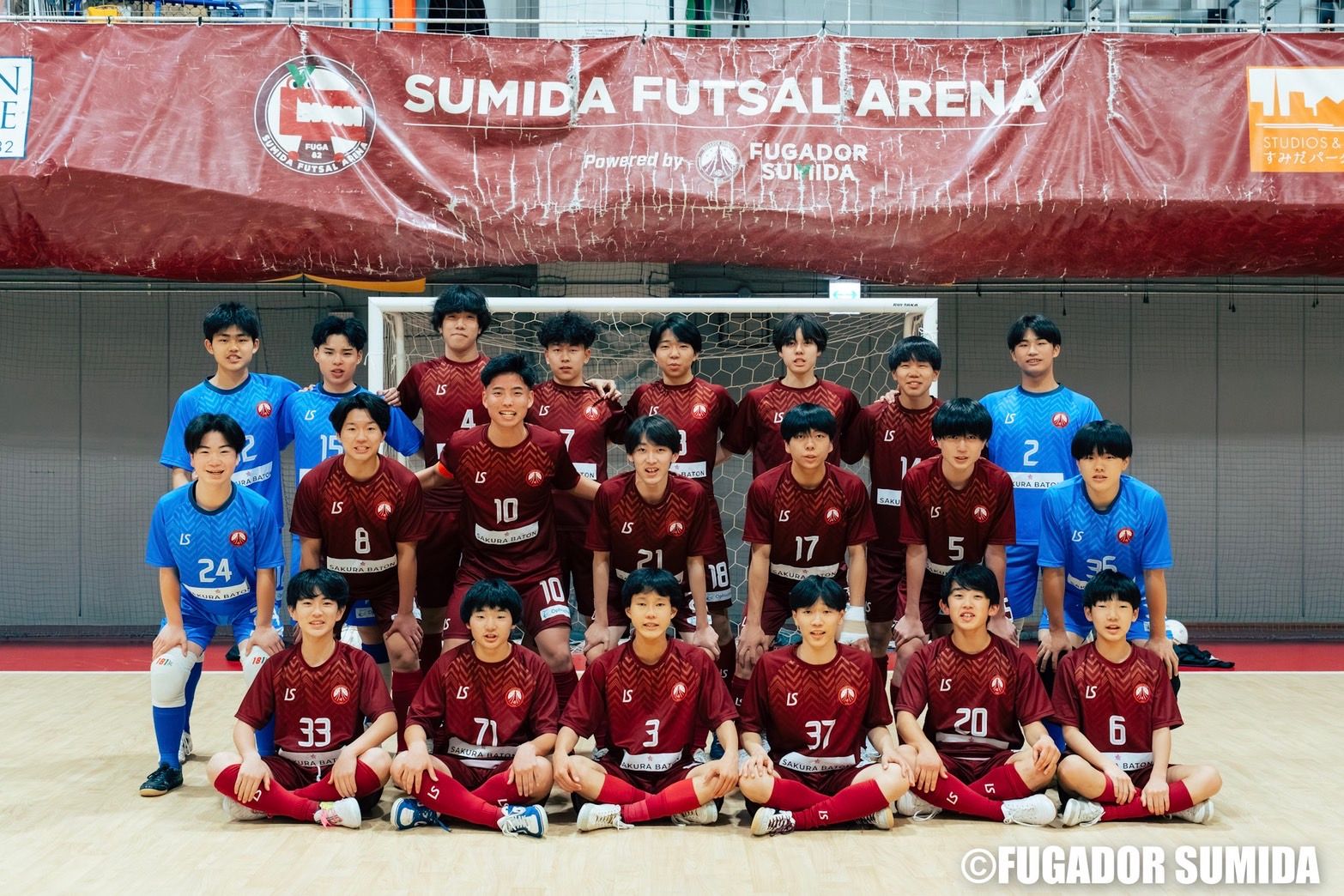 SAKURA BATONのロゴが入ったユニフォームを着て並ぶフウガドールすみだ Falcons(U-18)の選手たち