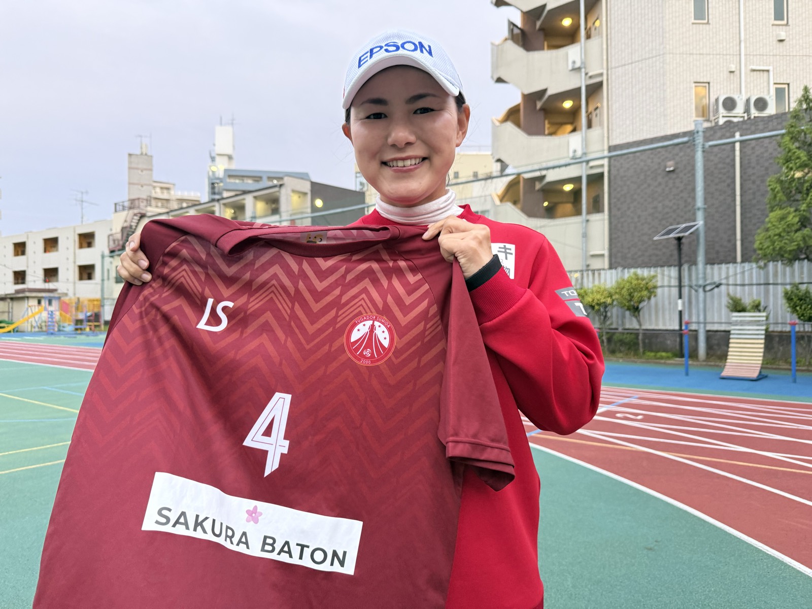 SAKURA BATONのロゴが入ったフウガドールすみだのユニフォームを持つ横峯さくら